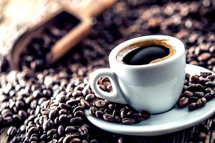 Ile kcal ma kawa? Kaloryczność czarnej, z mlekiem i cukrem