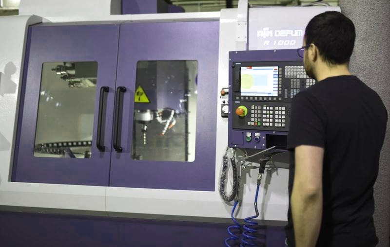 Nowoczesne maszyny pomiarowe, szlifierki i frezarki – precyzja produkcji